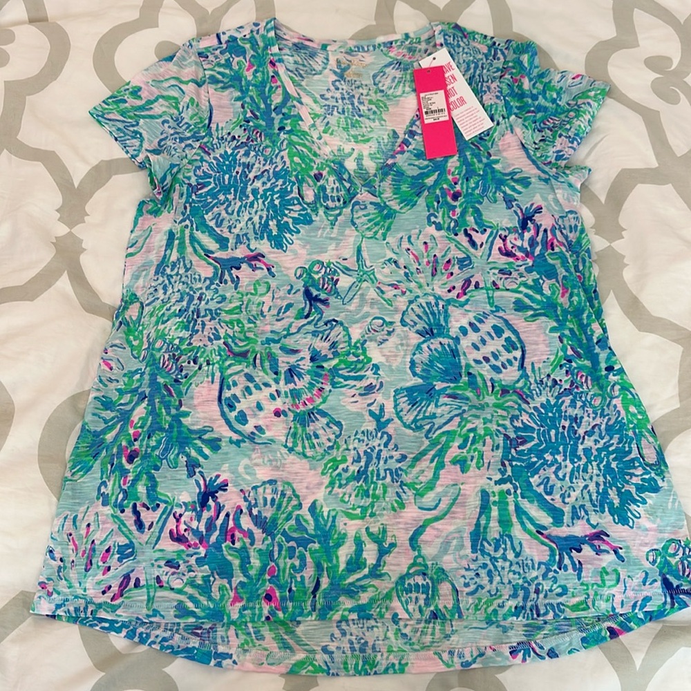 Lilly Pulitzer L Etta vneck tshirt in Amethyst Tint Craysea print